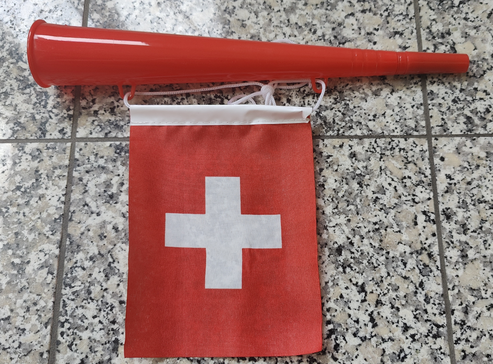 Schweiz Trompete mit Flagge Tröte Hopp Schwiiz Fan Accessoire Fussball Hockey Eishockey WM EM Fanartikel Switzerland Suisse Svizzera Support Stadion Sport & Outdoor