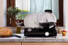 Fabrikneue, originalverpackte Markenmaschine mit Garantie.<br>GS 220 Spezial CE Nera - ein Schmuck